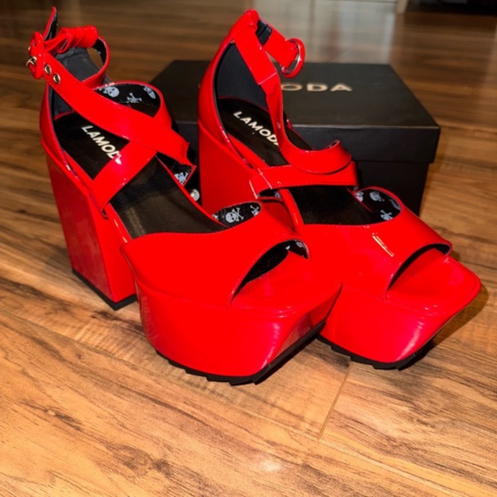 LAMODA Red Enemies Close Chunky Platform Sandals